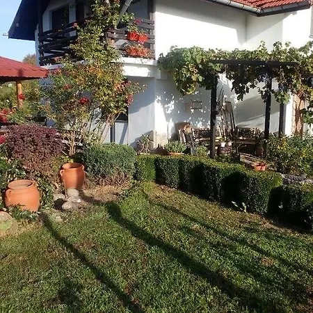 Prestoi Ferienhaus Trjawna