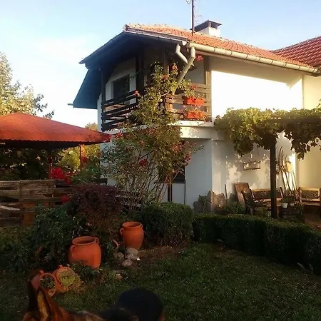 Prestoi Ferienhaus Trjawna
